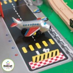 Set trenulete City Explorer KidKraft cu masuta de joaca din lemn Set trenulete City Explorer KidKraft cu masuta de joaca din lemn